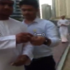 هدية من رجل أعمال معروف.. شخصان يوزعان الأموال بشوارع دبي (فيديو)